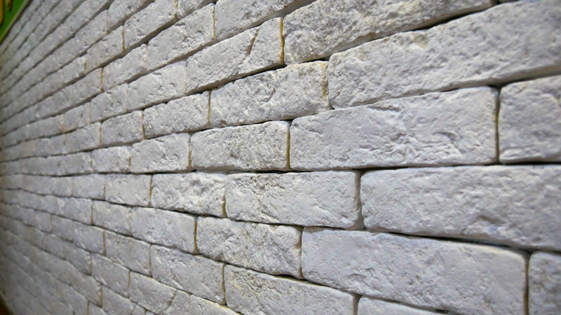 Стена, отделанная декоративным камнем